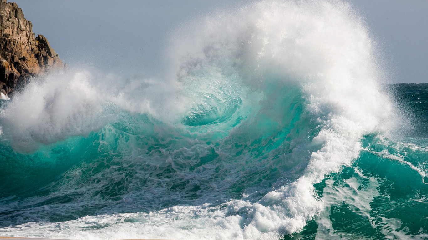 waves_lashing_crashing