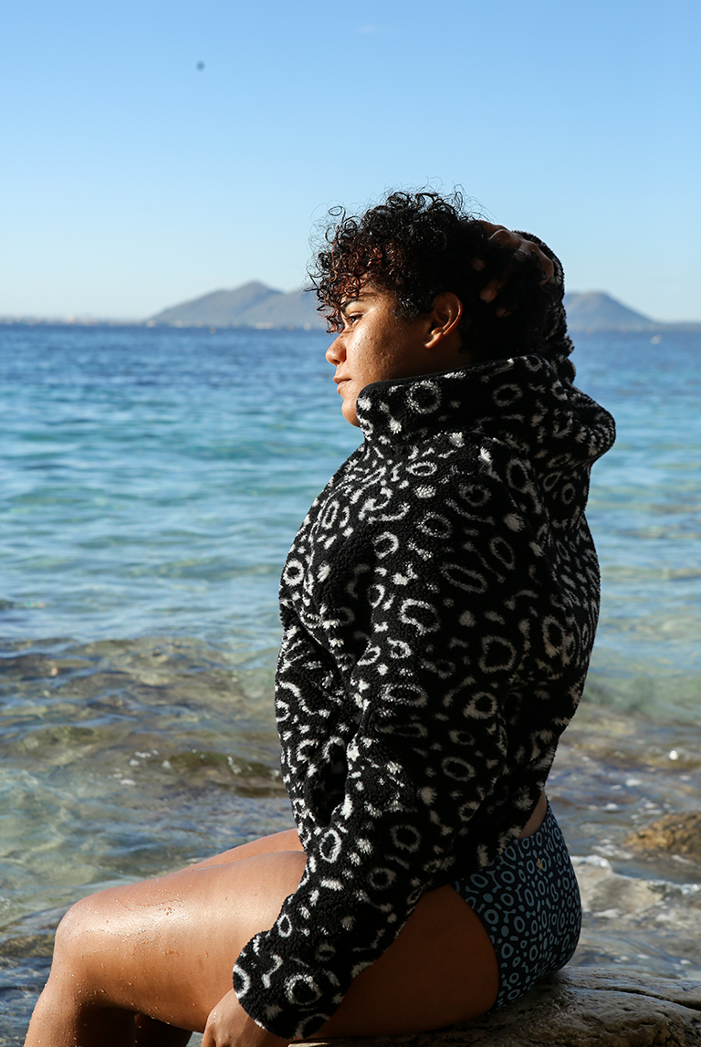 Model wearing the NAUTRA Eagle Ray Fleece, inspired by eagle rays and made from 100% recycled materials.